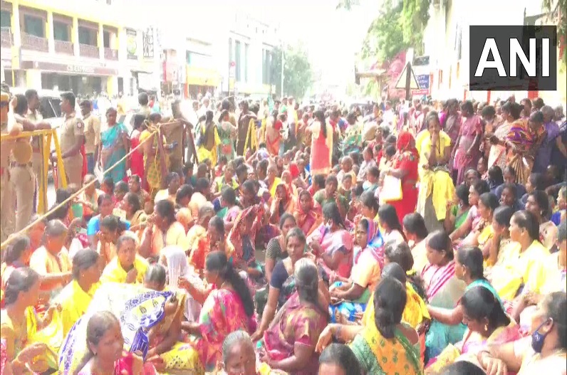 वेतन में बढ़ोतरी की मांग पर अड़े सफाई कर्मचारियों ने खोला मोर्चा, काम बंद कर गए अनिश्चितकालीन हड़ताल पर