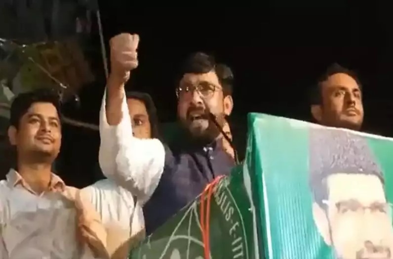 ‘हिंदू करते थे मुसलमानों की जी हुजूरी…तुम्हारी बहन को हमने मलिका ए हिन्दुस्तान बनाया’ AIMIM नेता के बिगड़े बोल