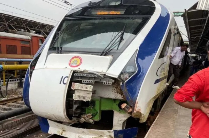 फिर से हादसे का शिकार हुई वंदे भारत एक्सप्रेस, गाय के टक्कर से ट्रेन का अगला हिस्सा टूटा