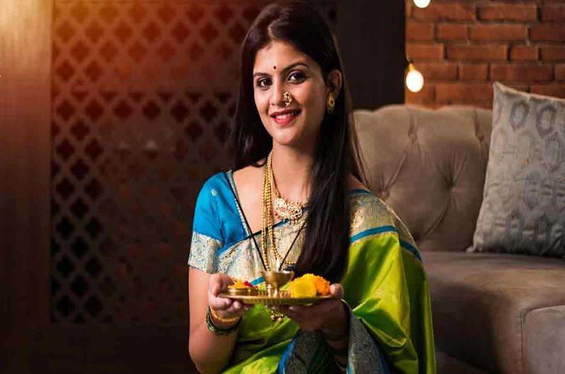Diwali Dress Colours: इस दिवाली राशि के अनुसार करें इन रंगों के वस्त्रों का धारण, खुश हो जाएंगी धन की देवी मां लक्ष्मी
