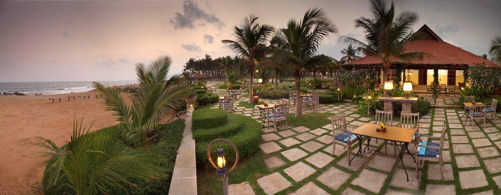 आजकल की भाग-दौड़ वाली जिंदगी में हर किसी को शांति और सुकून चाहिए होता है। ऐसे में कई बार लोग सुकून की तलाश में वेकेशन पर कहीं घूमने जाने का प्लान बनाते हैं। कई बार ऐसा भी होता है कि लोग अपने पूरे परिवार के साथ घूमने का प्लान बनाते हैं। वैसे तो बच्चे काफी क्यूट होते हैं लेकिन वेकेशन पर उन्हें साथ ले जाने में लोग वेकेशन को उस तरीके से एंजॉय नहीं कर पाते जैसे वो करना चाहते हैं। खासतौर पर बच्चों के साथ रहने पर सुकून नहीं मिलता।