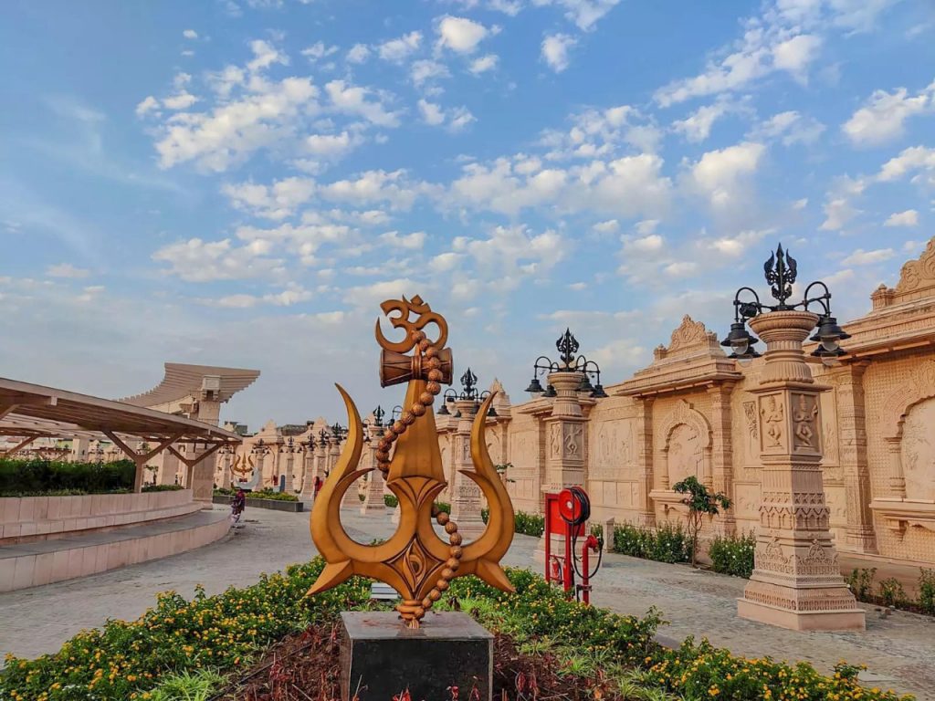 पौराणिक नगरी उज्जैन के वैभव, परम्पराओं, धार्मिक, सांस्कृतिक और ऐतिहासिक महत्व को पूरी तरह ध्यान में रखते हुए राज्य शासन द्वारा श्री महाकाल क्षेत्र के समग्र विकास के लिये बनाई गई प्रभावी विकास योजना अब मूर्तरूप ले रही है। प्रधानमंत्री गरिमामय समारोह में योजना के प्रथम चरण के कार्यों का लोकार्पण करने उज्जैन आ रहे हैं। यह गर्व और सौभाग्य का विषय है।