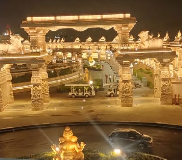 वहीं, पीएम मोदी के उज्जैन आगमन से पहले एक बड़ी खबर सामने आई है। बताया जा रहा है कि पीएम मोदी बाबा महाकाल का जलाभिषेक नहीं करेंगे। जानकारों की मानें तो शाम 5 बजे के बाद मंदिर में जलाभिषेक नहीं किया जाता इस वजह से पीएम मोदी को जलाभिषेक का सौभाग्य नहीं मिल पाएगा।