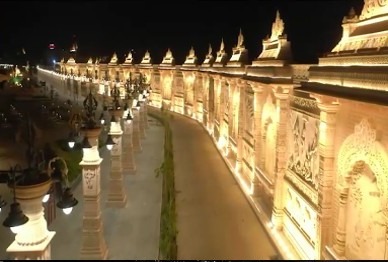 तो वहीं भोपाल में भी महाकाल लोक के लोकार्पण को लेकर काफी उत्साह है। जिसे मनाने के लिए 100 मन्दिरों में शंखनाथ के साथ 50 हजार दिए जलाए जाएंगे। तो वहीं 15 मंदिरो में लोकार्पण का कार्यक्रम को लाइव देख सकेंगे।