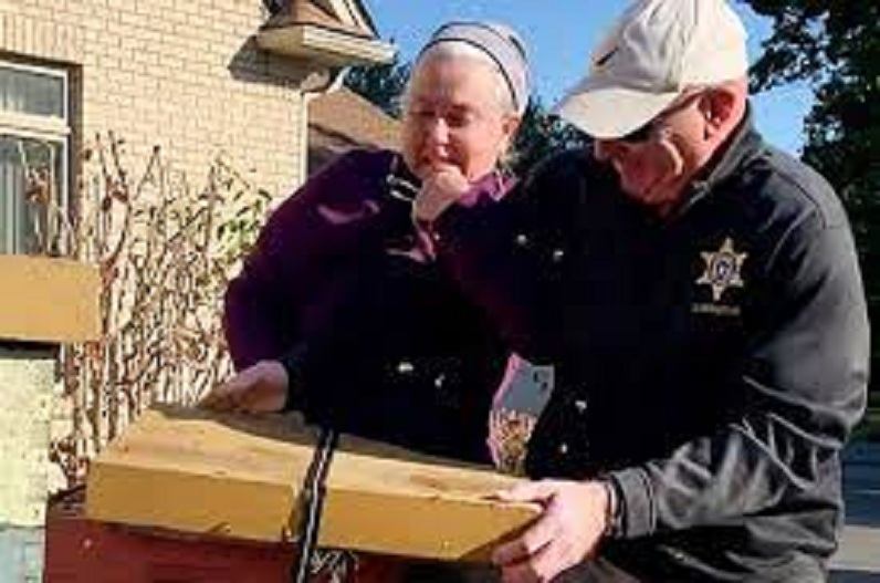 घर से बाहर निकालने पहुंची पुलिस, सनकी महिला ने किया कुछ ऐसा कि फूल गए अफसरों के हाथ-पाव