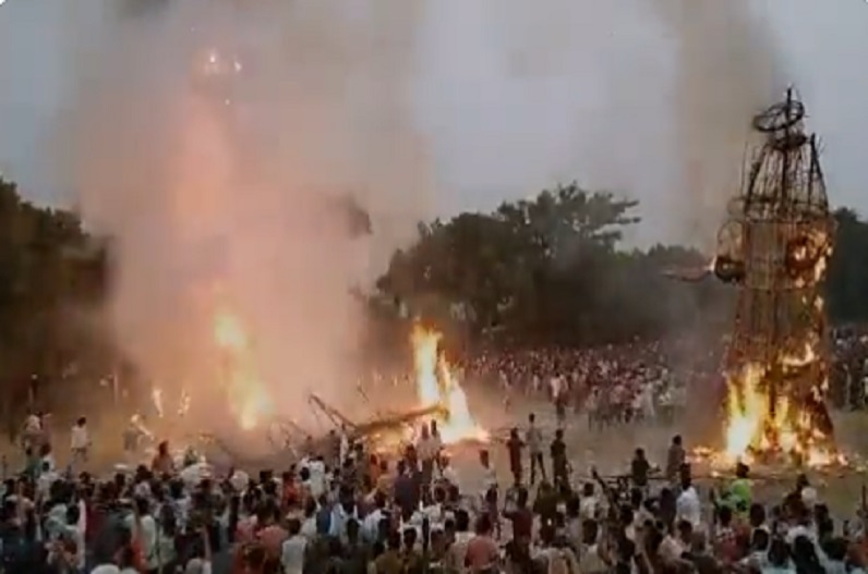 रावण दहन के दौरान भीड़ के ऊपर गिरा लंकेश का पुतला, हादसे में कई लोग घायल, मची चीख-पुकार, देखें वीडियो