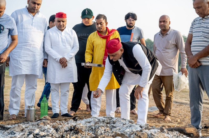 आज गंगा में विसर्जित होगी मुलायम सिंह यादव की अस्थियां, परिवार समेत रवाना हुए अखिलेश यादव