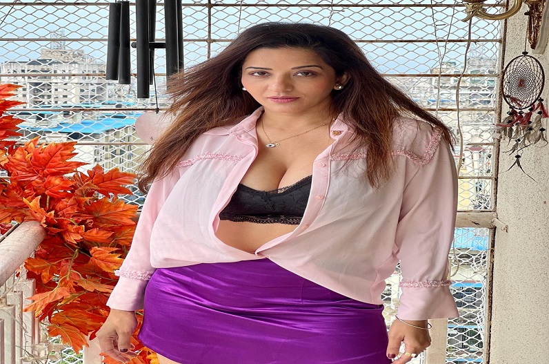 Monalisa: फोटोशूट के लिए मोनालिसा ने खोले शर्ट के बटन, देखें तस्वीरें