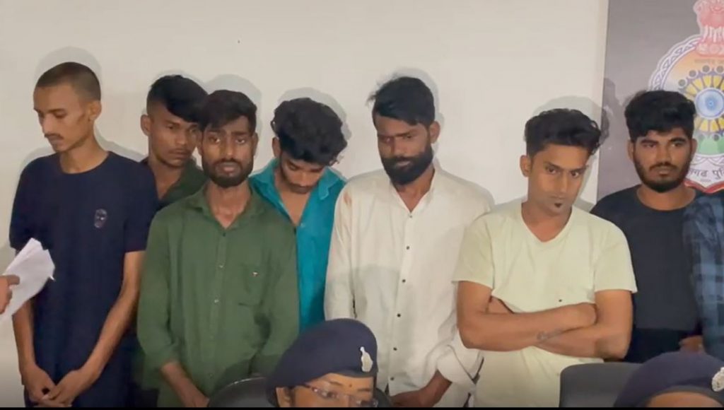 वारदात में शामिल 23 से ज्यादा आरोपियों की पहचान की गई है। अन्य आरोपियों की तलाश में पुलिस छापेमारी कर रही है। इन आरोपियों के खिलाफ धारा 294, 323, 506, 427, 147 और 307 के तहत केस दर्ज किया गया है।