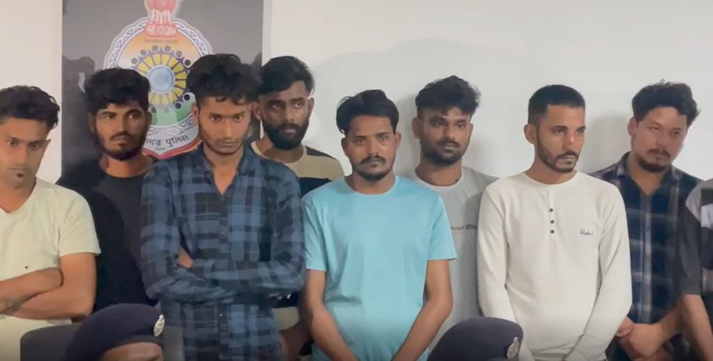 घटना के बाद पुलिस ने दोनों पक्षों के खिलाफ धारा 294,323,506, 427, 147 और 307 के तहत केस दर्ज किया है। इस बीच घटना से जुड़े कई विडियो भी सामने आए थे। जिसमें युवक तोड़फोड़,पथराव और उत्पात मचाते नजर आ रहे थे। वीडियो के आधार पर उत्पातियों की पहचान कर पुलिस उनकी गिरफ्तारी कर रही है।