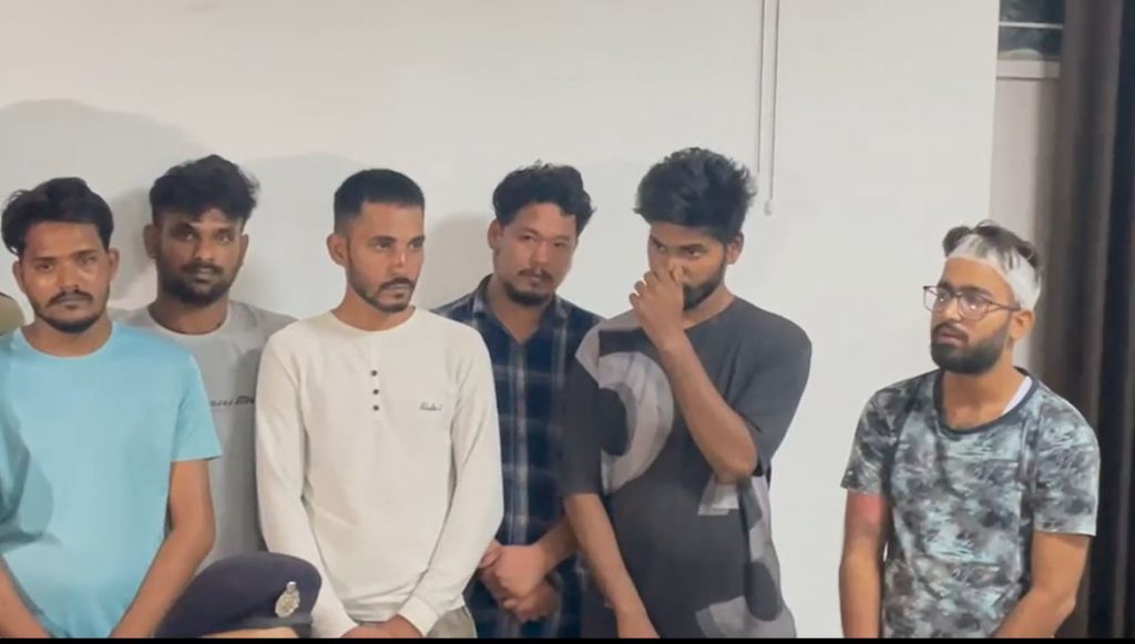 अब तक 17 आरोपियों को पुलिस ने गिरफ्तार कर लिया है। जिसमें दो नाबालिग शामिल हैं। वारदात में शामिल 23 से ज्यादा आरोपियों की पहचान कर ली गई है। अन्य आरोपियों के गिरफ्तारी के लिए पुलिस की छापेमारी लगातार जारी है। इसके अलावा आगे और भी आरोपियों की पहचान कर उनकी गिरफ्तारी की बात पुलिस कह रही है।