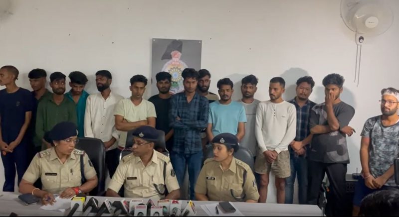 जरूर देखें इन 17 शातिरों के चेहरे, बिलासपुर में विसर्जन झांकी के दौरान पथराव, तोड़फोड़, मारपीट कर किया उत्पात