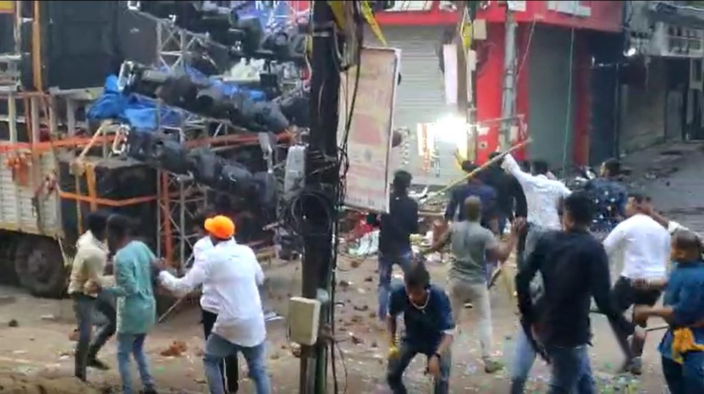दरअसल, विसर्जन झांकी के दौरान एक दिन पहले कोतवाली थाना क्षेत्र के सदर बाजार में दो दुर्गा समितियों के बीच डीजे गाड़ी आगे बढ़ाने को लेकर विवाद हो गया था। जिसके बाद युवकों ने पथराव, गाड़ियों में तोड़फोड़ और मारपीट कर जमकर उत्पात मचाया था। कई लोग इसमें घायल भी हुए थे और गाड़ियों को भी नुकसान पहुंचा था।