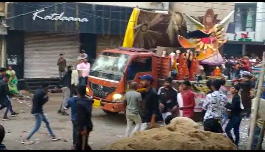 जिस दौरान पथराव हुआ उस दौरान एक भी पुलिसकर्मी आसपास नजर नहीं आया इतना ही नहीं।सूचना के बाद भी पुलिस मौके से नदारद रही। पथराव की सूचना मिलने के बाद देर सवेर मौके पर पहुंची पुलिस ने घायलों को एक-एक कर प्राथमिक उपचार के लिए अस्पताल भेजा है वही, पथराव के बाद अलग-अलग मंडली के लोगों से बयान ले रही है।