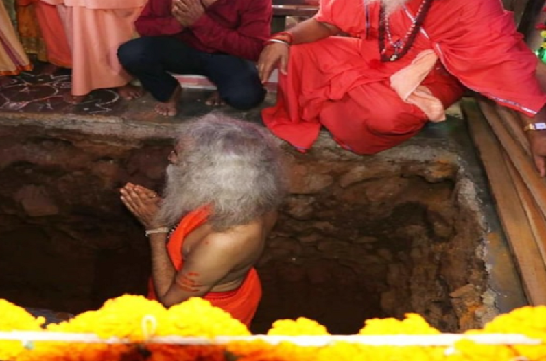 Baba Purushottamand came out of the samadhi of 72 hours