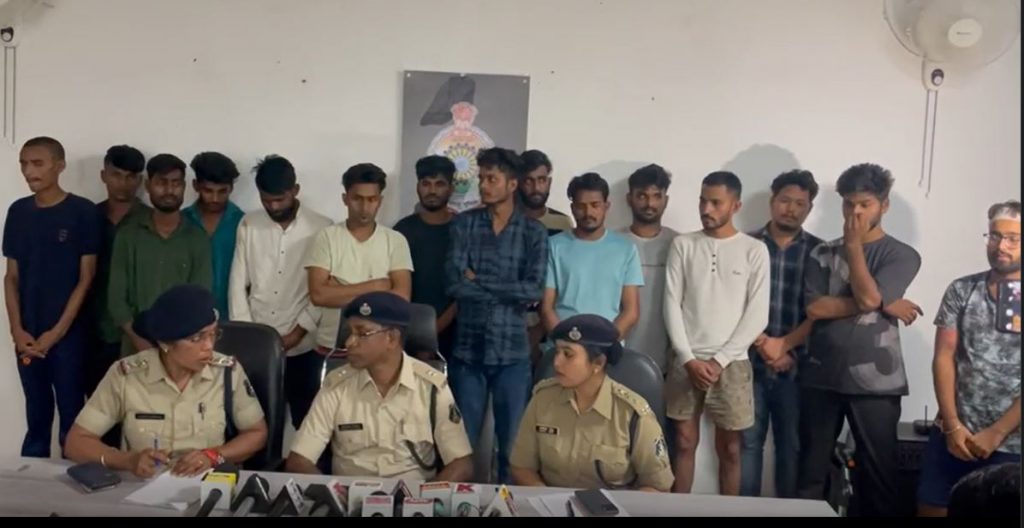 बिलासपुर। बिलासपुर पुलिस ने उन 17 शातिरों को गिरफ्तार कर लिया है जिन्होंने छत्तीसगढ़ की न्यायधानी बिलासपुर में अन्याय किया था। ये लोग विसर्जन झांकी के दौरान पथराव, तोड़फोड़ और मारपीट कर उत्पात मचाया था। गिरफ्तार आरोपियों में दो नाबालिग भी शामिल हैं।