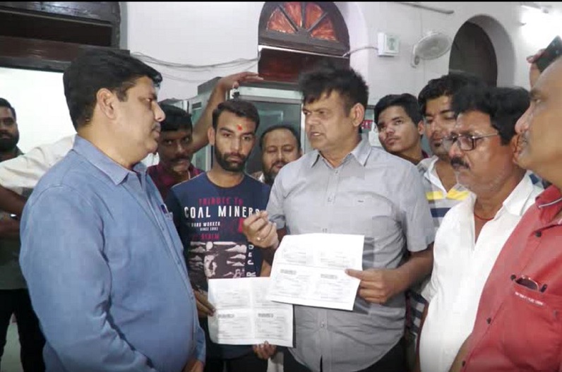 बजरंग बली को नगर निगम ने भेजा पानी का टैक्स जमा करने का नोटिस, भाजपा ने निगम कार्यालय में काटा बवाल