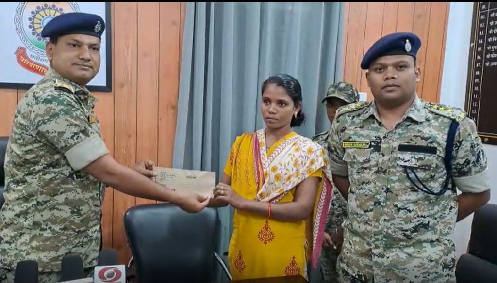 rewarded woman Naxalite of eight lakhs surrendered