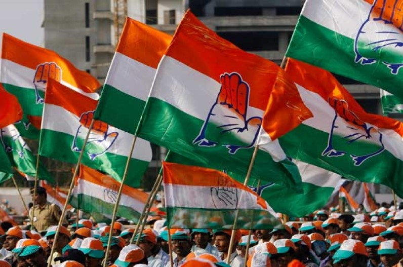 हिमाचल प्रदेश में चुनाव से पहले कांग्रेस को बड़ा झटका, पार्टी ने 30 पदाधिकारी को हटाया, कहीं बड़े उलटफेर का इशारा तो नहीं