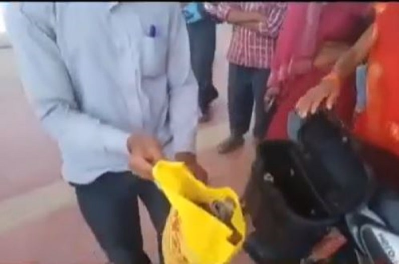 Dead child in bike trunk: मृत बच्चे को बाइक की डिक्की में रखकर कलेक्टर दफ्तर पहुंचा पिता, ये वजह आयी सामने