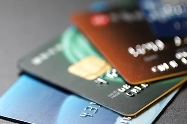 Changes in Credit Card Rules : क्रेडिट कार्ड का इस्तेमाल करने वालों के लिए बड़ी खबर, इन 4 बैंकों ने नियमों में किया बदलाव