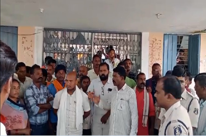 सरपंचों ने जनपद पंचायत में जड़ा ताला, अंदर फंसे एसडीएम, इस बात से नाराज है सरपंच