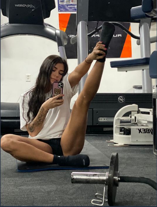 वहीँ फिटनेस मॉडल शर्ल्स लार्सन ने यह दावा भी किया है कि उन्हें जिम से बाहर करते समय यह वजह भी बताई गई कि वो ज्यादा ग्लैमरस दिख रही थी और मना करने के बावजूद अपने फोटोज़ को इंस्टाग्राम पर शेयर कर रही थीं।