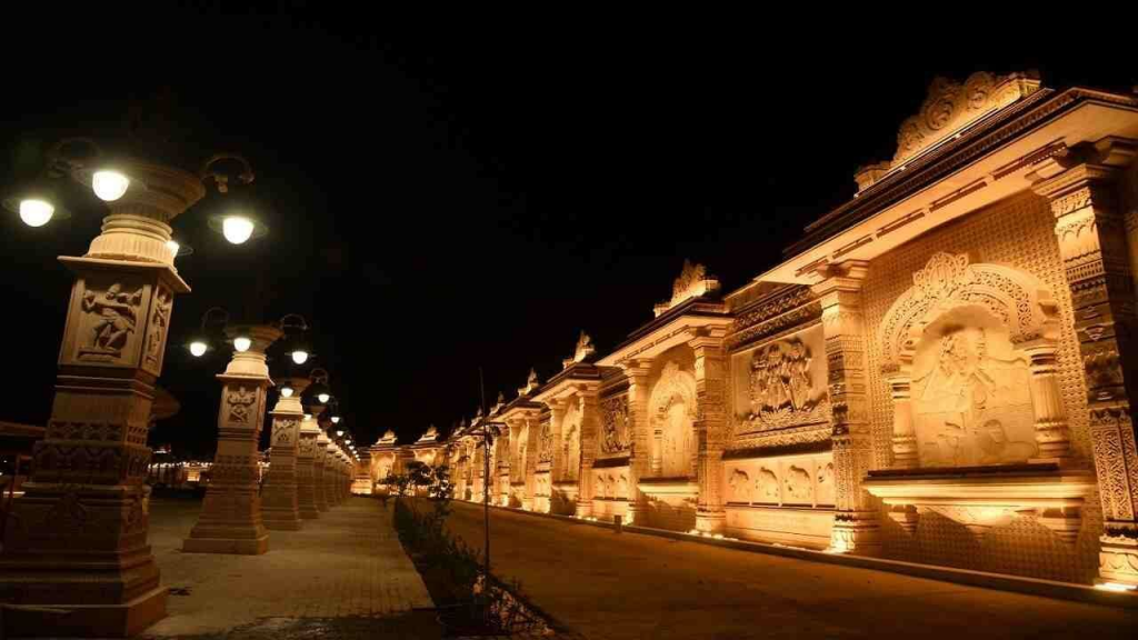 वहीं, मध्यप्रदेश, गुजरात, झारखंड, केरल समेत 6 राज्यों के कलाकार इस दौरान प्रस्तुति देंगे। कार्यक्रम की भव्यता का अंदाजा इसी बात से लगाया जा सकता है कि इंदौर से लेकर उज्जैन तक के 60 किलोमीटर एरिए को दुल्हन की तरह सजाया गया है।