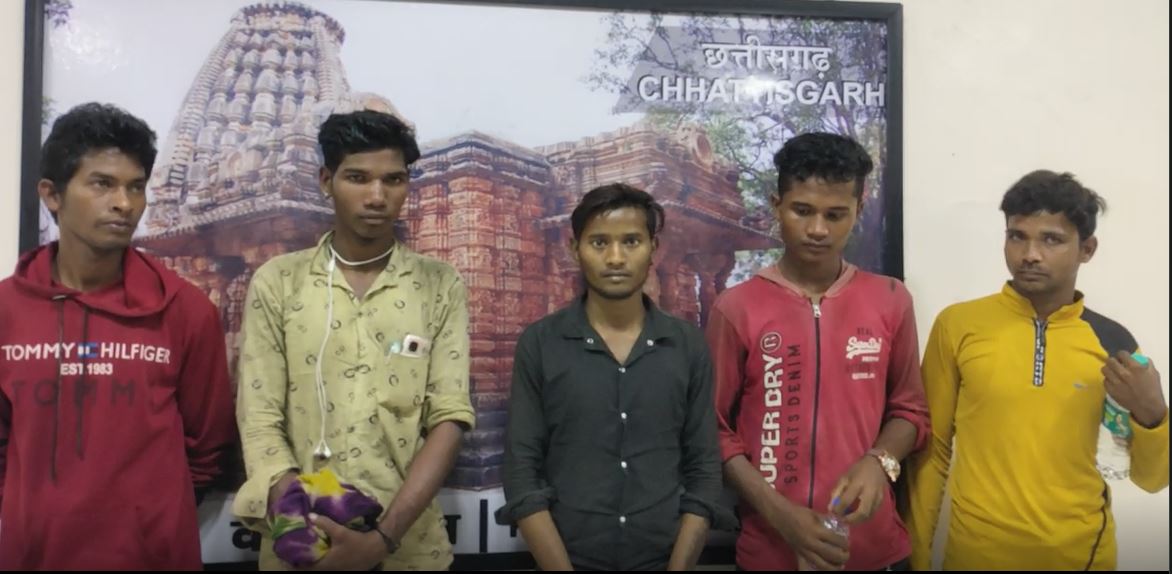 तमिलनाडु में बंधक बनाए गए थे युवक, कलेक्टर की सक्रियता से मिली आजादी, वापसी पर किया छत्तीसगढ़ की धरती को प्रणाम
