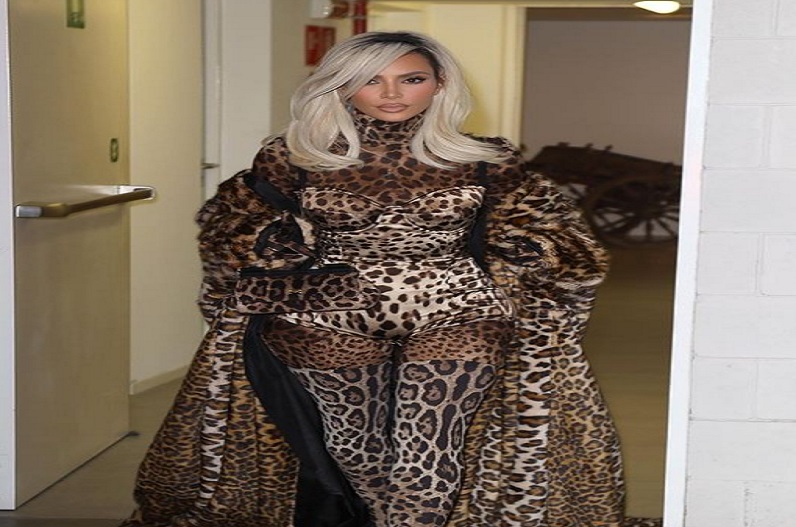 दादी के सम्मान में एक्ट्रेस ने फायरप्लेस के सामने किया से’क्स, खुलासा होते ही उड़े सबके होश