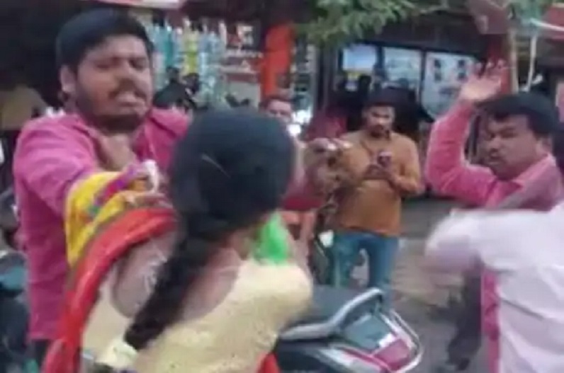 जिला कोर्ट के सामने पति ने चप्पलों से की पत्नी की पिटाई, महिला ने रखा था करवाचौथ का व्रत