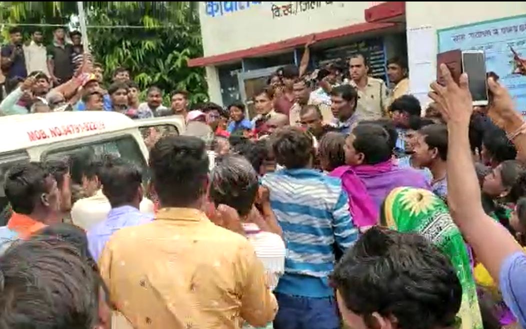 गांव में घुसने वाले अनजान लोगों की बढ़ी मुसीबत, बच्चा चोरी के शक पर हो रही पिटाई, इधर 3 बच्चों के साथ आरोपी गिरफ्तार