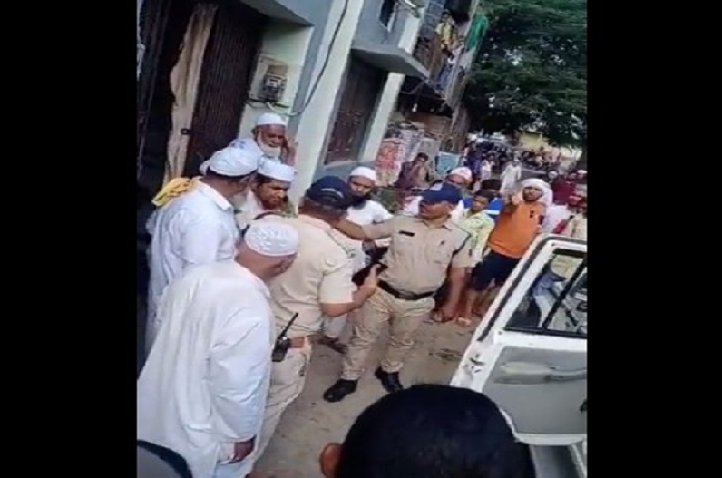 6 साल की मासूम के साथ मौलाना करता था गंदी हरकत, गुस्साए ग्रामीणों ने किया थाने का घेराव