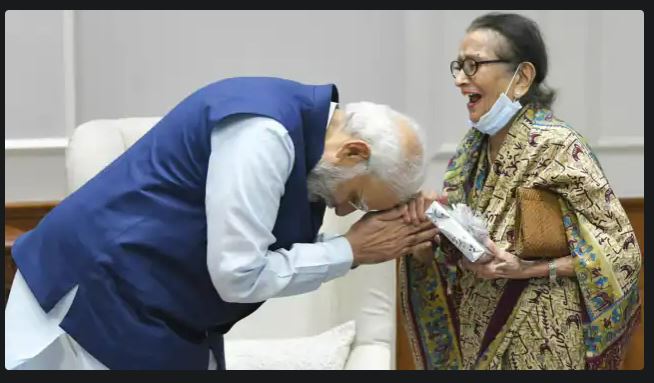 PM Modi bow down in respect of Uma Sachdev