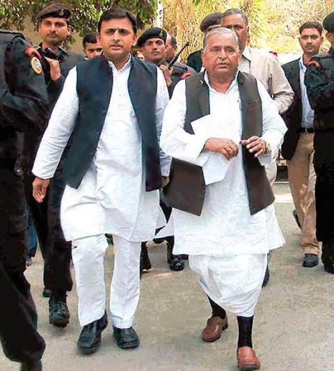 दूसरी पर्ची पर मुलायम ने यूपीए के कैंडिडेट प्रणब मुखर्जी के नाम के आगे मुहर लगाई और अपना वोट मतपेटी में डाल दिया। एनडीए को जब इस बात का पता चला तो उन्होंने जमकर हंगामा किया। यूपीए मुलायम के बचाव में उतर गई। चुनाव आयोग से इसकी शिकायत भी दर्ज कराई गई।