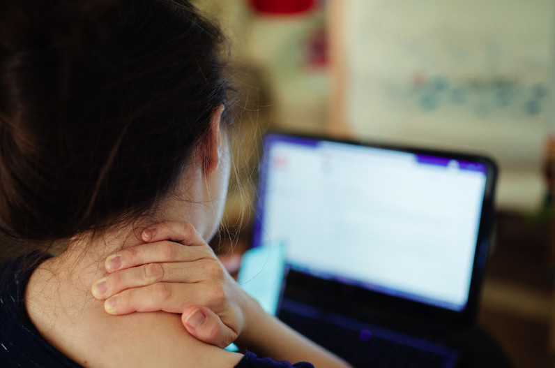 Neck pain relief home remedies: गर्दन के दर्द की वजह से नहीं होना पड़ेगा परेशान, इन घरेलू उपायों को इस्तेमाल कर तुरंत पाएं राहत