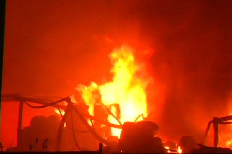 अपार्टमेंट में भीषण आगजनी, जिंदा जले 10 रहवासी, मची अफरातफरी