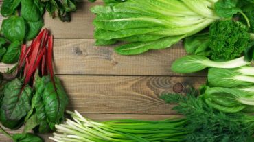 सर्दियां शुरु होते ही मार्केट में खूब हरी सब्जियां आने लगी हैं। हरी सब्जियां सबसे ज्यादा फायदेमंद होती हैं। आपको इन्हें अपनी डाइट में जरूर शामिल करना चाहिए।