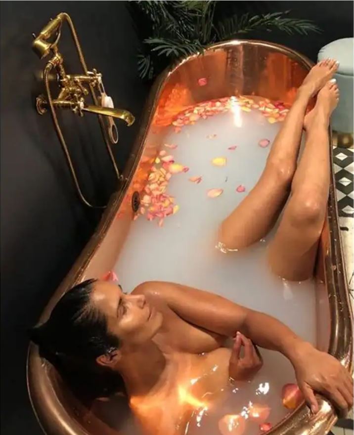 पद्मा लक्ष्मी ने अपने इंस्टाग्राम अकाउंट पर तांबे के बाथटब में अपने क्लीवेज और टोन्ड लैग्स को दिखाते हुए खुद की एक तस्वीर पोस्ट की। वह आंखें बंद करके अपने फैंस को आकर्षित कर रही हैं, जो ऑनलाइन वायरल हो गई है। मॉडल ने पोस्ट पर कमेंट करते हुए लिखा, "आज से तीन साल पहले।"