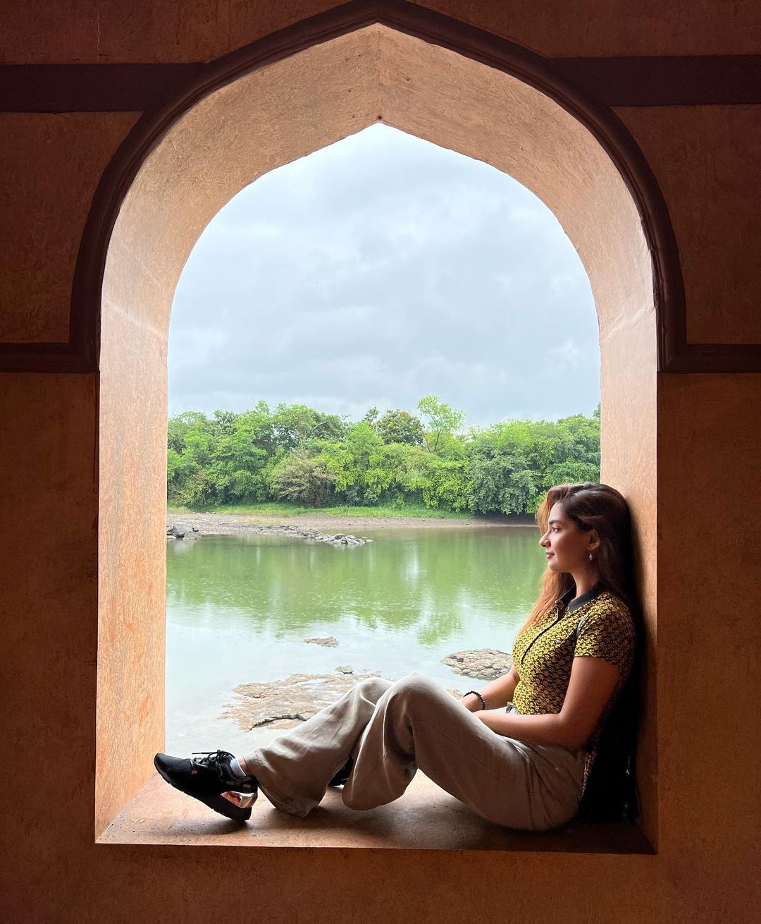 Qora porno onlayn royxatdan holda Semiz ayol erkakni uni yalashga majbur qildi