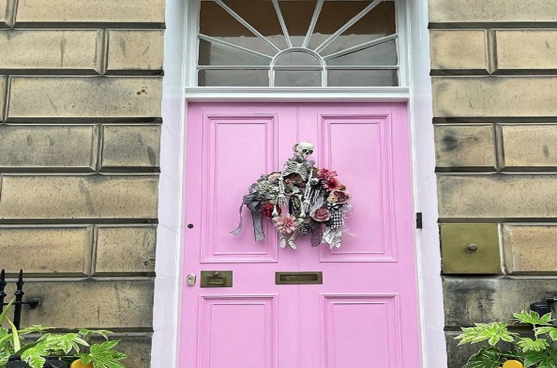 ‘पिंक कलर’ से प्रेम महिला को पड़ा भारी, घर का दरवाजा रंगने पर 19 लाख का जुर्माना!