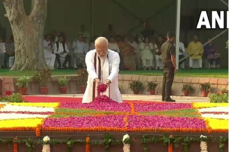 PM Modi pays tribute to Bapu