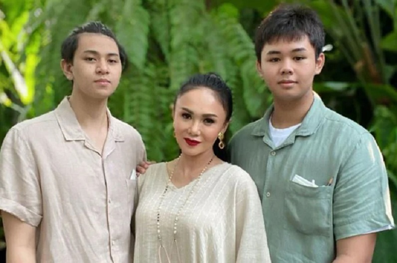 अपने ही जवान बेटों के साथ अश्लील फिल्में देखती हैं ये मशहूर महिला, वजह जानकर दंग रह जाएंगे आप