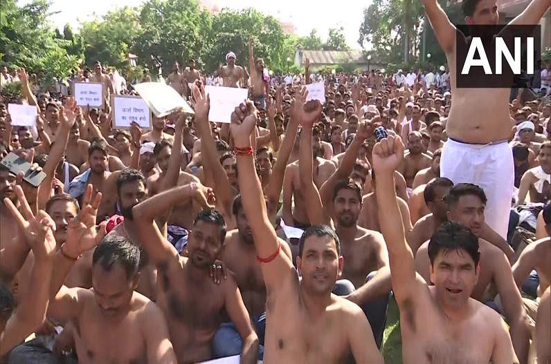 Electricity worker's half-naked protest