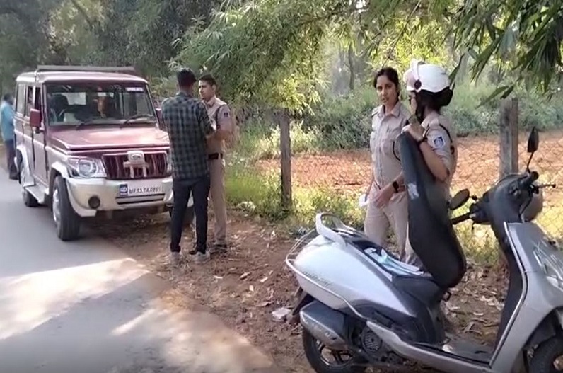 छात्रा को कॉलेज परिसर के पीछे झाड़ियों में ले गया युवक, दिन दहाड़े लूट ली आबरू