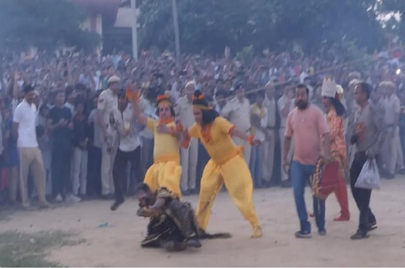 रामलीला: ‘रावण’ की हुई जमकर कुटाई, ‘राम-लक्ष्मण’ ने दौड़ा-दौड़ाकर लात-घूसों से जमकर पीटा, देखें मजेदार Video