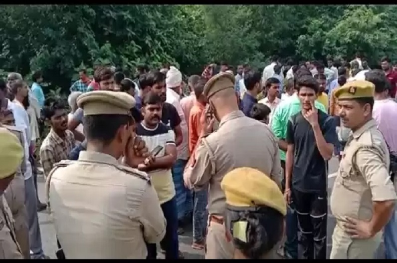 स्कूल जा रहे चार बच्चों को तेज रफ्तार कार ने रौंदा, दो बहनों समेत तीन की दर्दनाक मौत