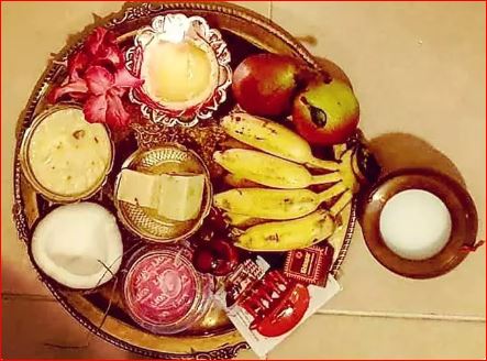 फलों का सेवन- सास अपनी बहू को सरगी देती है, जिसे बहू सुबह सूर्योदय से पहले खा लेती है। इससे शरीर को जरूरी विटमिन और फाइबर मिलता है। इससे पेट भरा रहता है और शरीर में पानी की कमी नहीं होती। फल खाने के काफी देर तक प्यास नहीं लगती। फलों को पचाना आसान होता है हां ये ध्यान रखें सुबह खाली पेट फल न खाएं, इससे एसिडिटी हो सकती है।