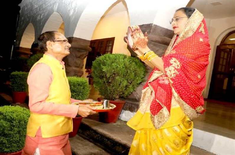 सीएम शिवराज ने पत्नी साधना सिंह के साथ मनाया करवा चौथ पर्व, पानी पिलाकर खुलवाया व्रत
