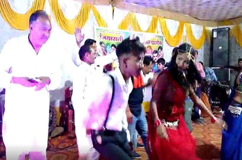 सांस्कृतिक मंच में महिला डांसर्स के साथ कांग्रेस नेताओं ने जमकर लगाए ठुमके, वायरल हो रहा वीडियो